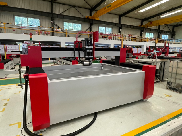 Máquina de corte por chorro de agua de 5 ejes HEAD2015BA usada