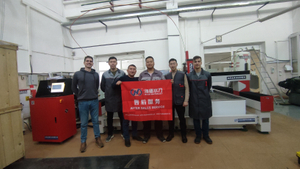 与客户合影 (2).jpg